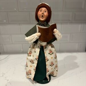 Byers Choice vintage caroler. 1998 Williamsburg collection. Colonial woman.